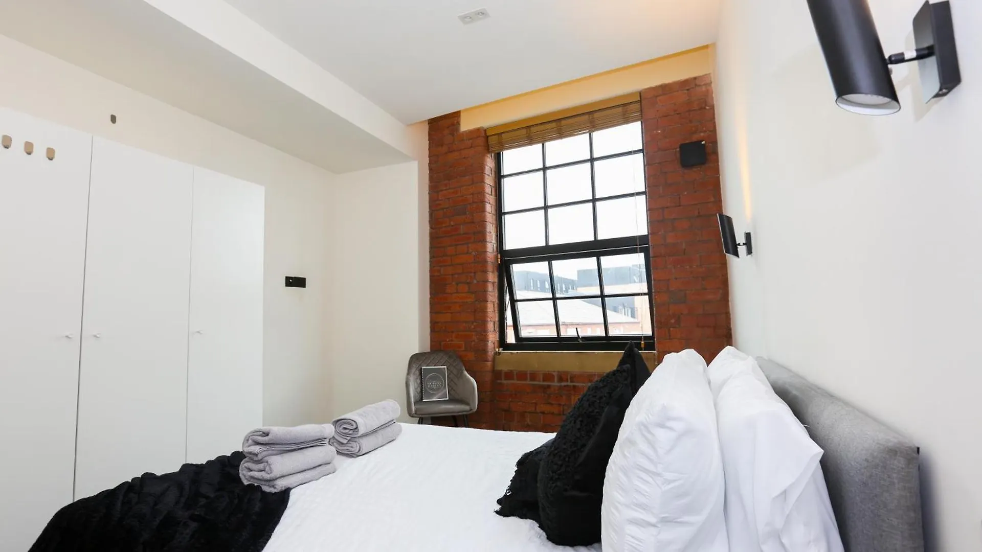 Stayzo_Nichols Building_Spacious 3-Bedroom Apartment Sheffield 0*,